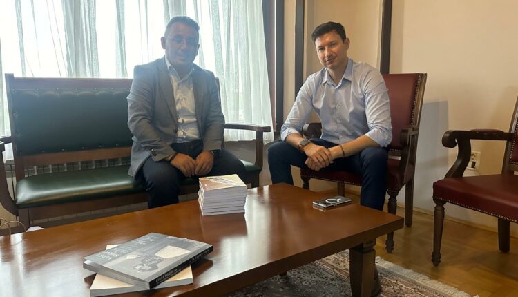 Drejtori Asani takoi ambasadorin shqiptar Meidani