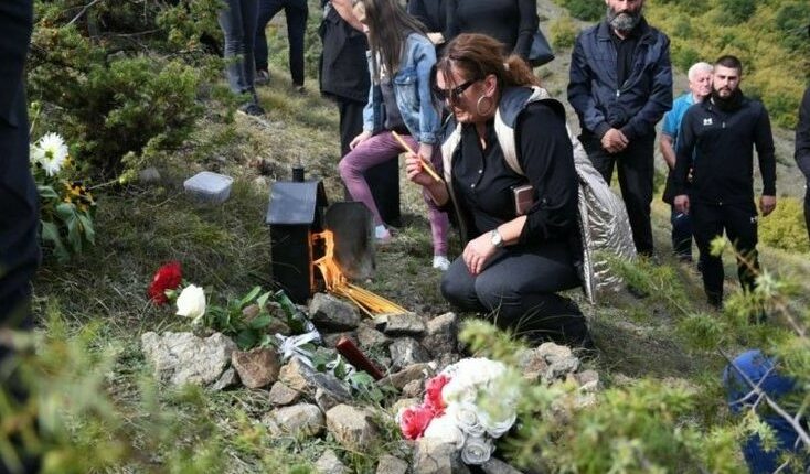 Provokojnë serbët, ndezin qirinj te vendi ku u vranë sulmuesit e Banjskës