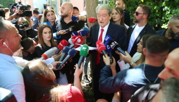 Tensione përpara zyrave të SPAK-ut në Shqipëri, mbështetësit e Berishës përplasen me policinë
