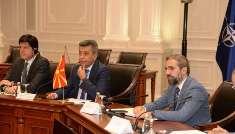 Mexhiti takoi ambasadorët e huaj në Shkup