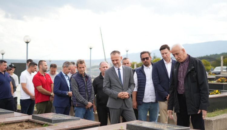 Zv. Kryeministri për Qeverisje të Mirë, Arben Fetai dhe ambasadori i Shqipërisë bënë homazhe te varrezat e dëshmorëve në Sllupçan