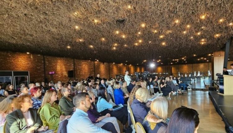 Flet e mbijetuara e dhunës seksuale: Na mbyllën për tre ditë në shkollë, bashkë me motrat e nënën