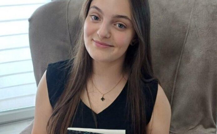 Nxënësja e parë 15 vjeçare nga Shkupi që shkruan libër në matematikë