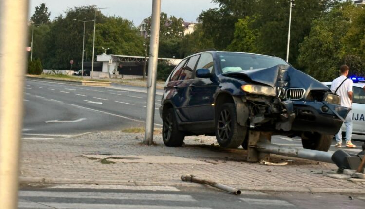 Aksident i rëndë në Shkup, “BMW” godet sinjalizuesin e trafikut