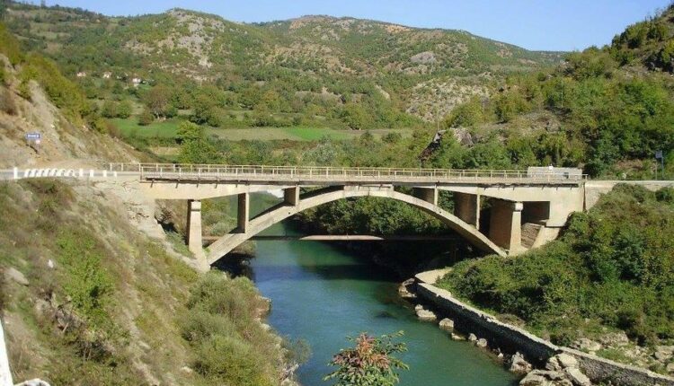 Aksident i rëndë në Kukës, vdes 46-vjeçari, lëndohet vajza e mitur