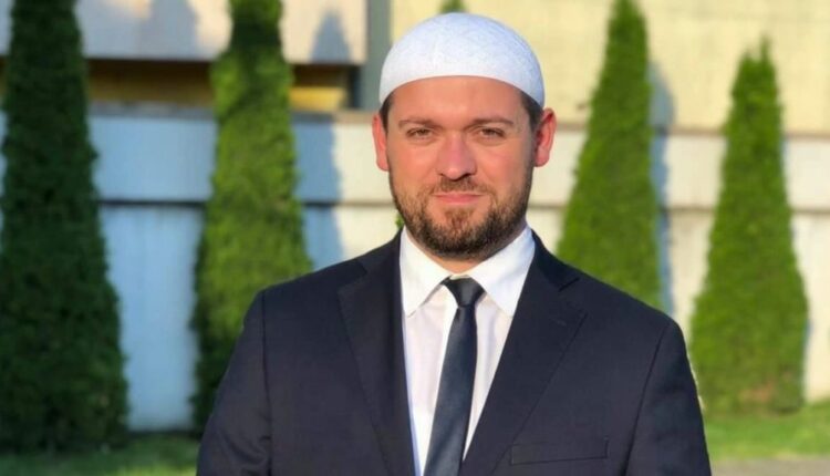 18 vjeçarja në Pejë u largua nga shkolla për shkak të shamisë! Imami Maliqi kërkon që ministrja të shfuqizojë udhëzimin që ndalon bartjen e shamisë në shkolla