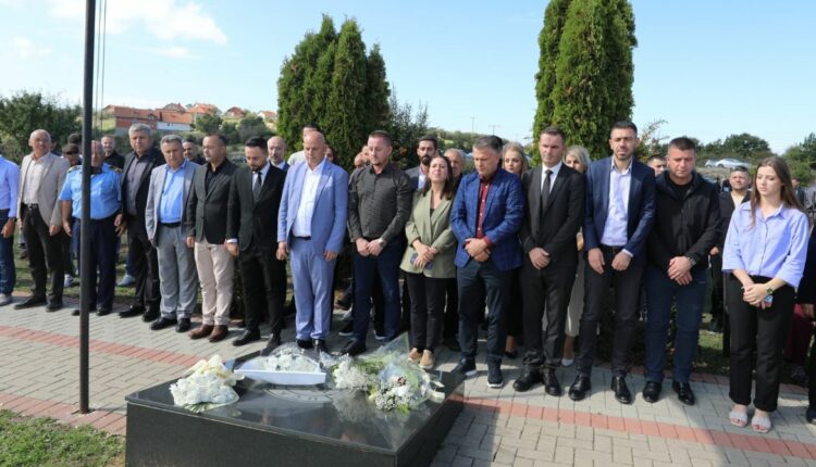 Lladrovci bën homazhe para memorialit të familjes Deliu në 26-vjetorin e masakrës