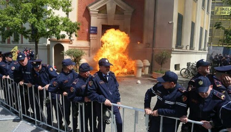 Protesta e opozitës para Bashkisë, bllokohen disa rrugë në Tiranë