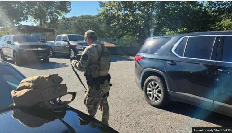 Mbyllen shkollat në Kentucky të Londrës derisa kërkohet i dyshuari për sulmin e djeshëm