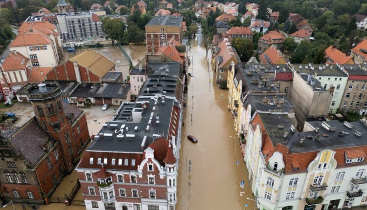 Polonia fortifikon qytetet ndërsa përmbytjet vdekjeprurëse godasin Evropën Qendrore