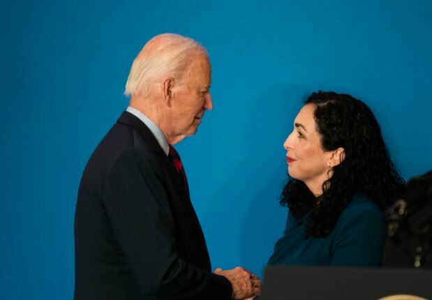 Biden e mirëpret me buzëqeshje e shtrëngim duarsh Osmanin
