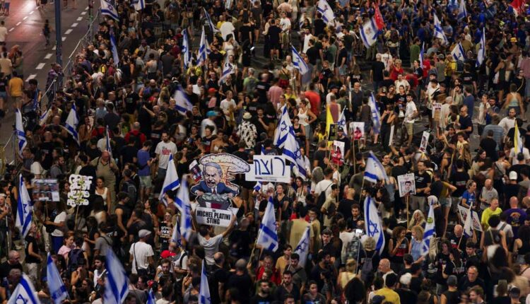 Izraelitët shpërthejnë në protestë për të kërkuar armëpushim pasi 6 pengje vdiqën në Gaza
