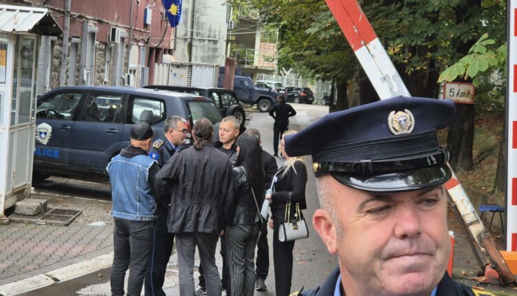 Protestohet para policisë në Mitrovicë të Veriut, kërkohet lirimi i katër serbëve