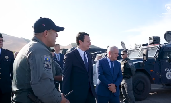 Policia demonstron para Kurtit se si mbron personalitetet dhe si përballet me turmat, marrin komplimente nga ai (VIDEO)