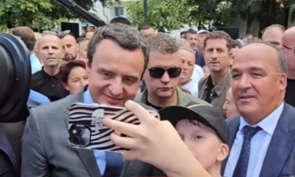 Vogëlushi i afrohet Kurtit për selfie, pasi e kryen ia vë gishtin në gjoks: Kryeministër ishte kënaqësi, çele Urën e Ibrit (VIDEO)