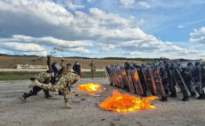 Ushtarët shqiptarë në KFOR kryejnë trajnim kundër zjarrit