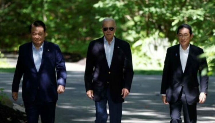 Presidenti Biden dhe kryeministri japonez diskutojnë shqetësimet mbi Detin e Kinës Jugore