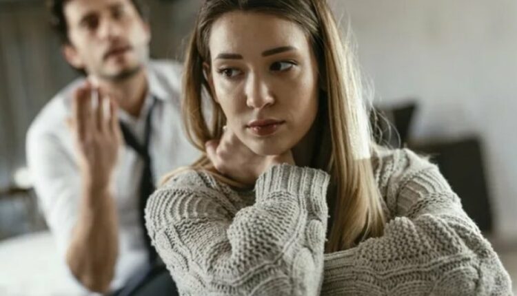 Divorci emocional: 10 shenjat që tregojnë që po e përjeton në lidhjen tënde