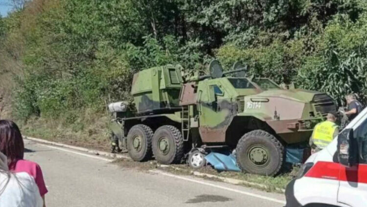 Autoblinda e ushtrisë serbe aksidentohet me një veturë, humbin jetën pesë persona