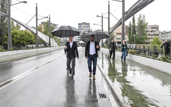 Nën shiun e Mitrovicës, kryeministri Kurti ecën mbi Urën e Ibrit
