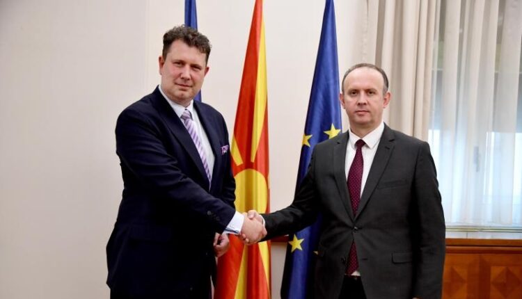 Gashi takohet  me Ambasadorin e ri bullgar Radukov