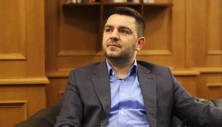 Bekteshi denoncon: Udhëheqësit shqiptar të sektorëve në Ministrinë e Arsimit zëvendësohen nga maqedonas