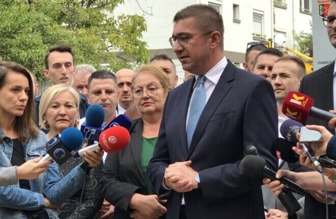 Mickoski: Gjuha shqipe jo vetëm që nuk është e rrezikuar, por edhe është përmirësuar