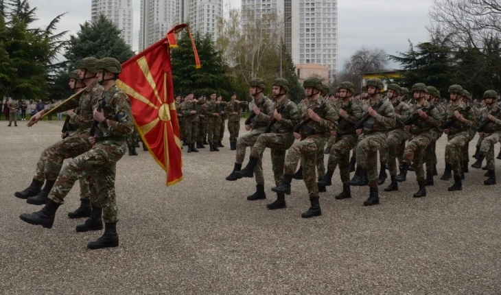 Helmohen dhjetëra kadetë në Akademinë Ushtarake