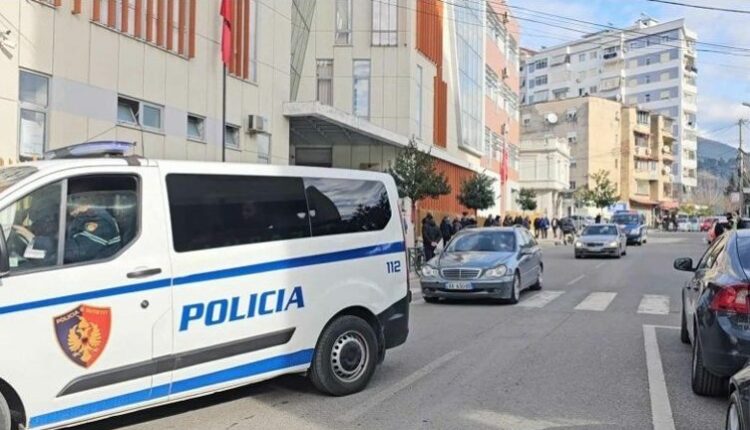 U zhdukën nga qendra sociale e Elbasanit, gjenden dy të miturit, 13-vjeçari tjetër në kërkim