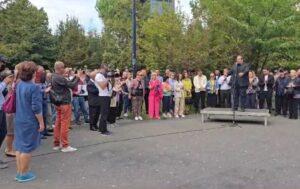 Protesta e opozitës para Bashkisë së Tiranës, një minutë heshtje në nder të ish-deputetit Gerti Bogdani