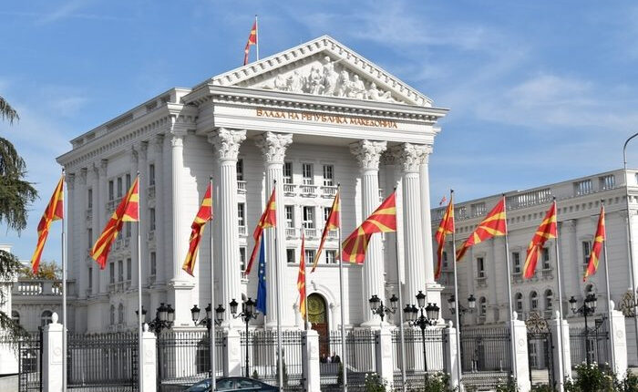 Protestat janë malicioze dhe politikisht të motivuara, pagat nuk janë të larta, por mundësitë janë të kufizuara