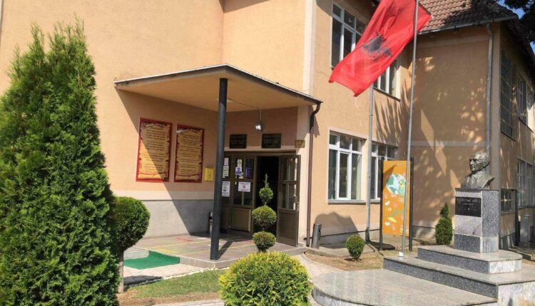 Dyshime për keqpërdorime – inspektorati i arsimit, punës dhe policia e krimeve të rënda zbarkojnë në shkollën e Sllatinës?!