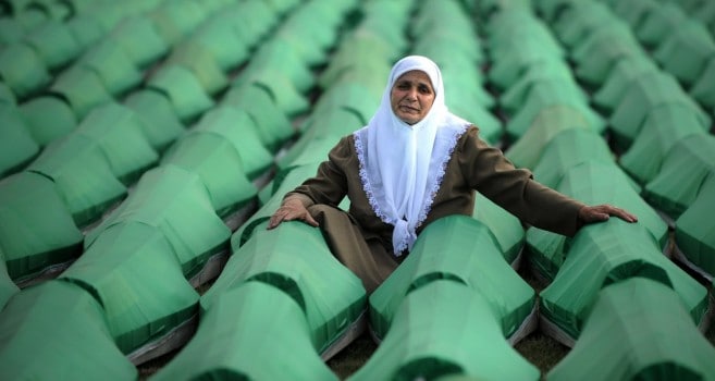 Serbia vazhdon dhe mohon gjenocidin! Gazetat e kontrolluara nga Vuçiq e lidhën Srebrenicën me Kosovën, duke e paraqitur Serbinë si viktimë