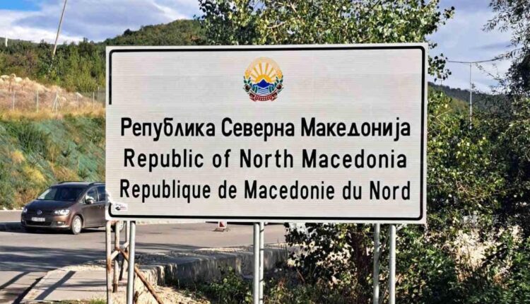 Hiqet gjuha shqipe nga tabela në rrugën për në Kosovë, Shkup – Bllacë
