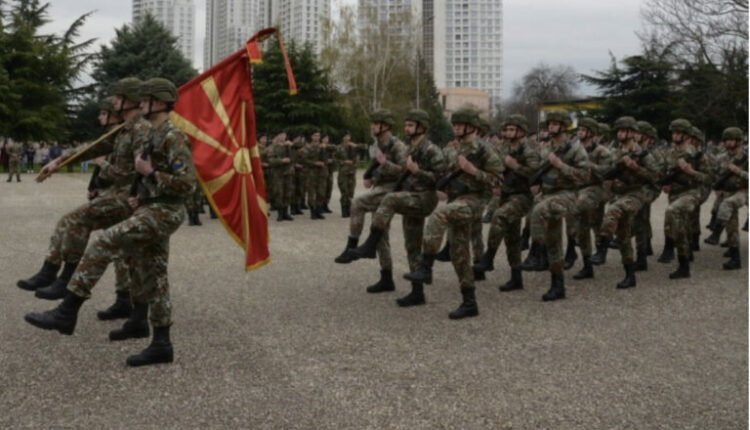 Helmohen dhjetëra kadetë në Akademinë Ushtarake