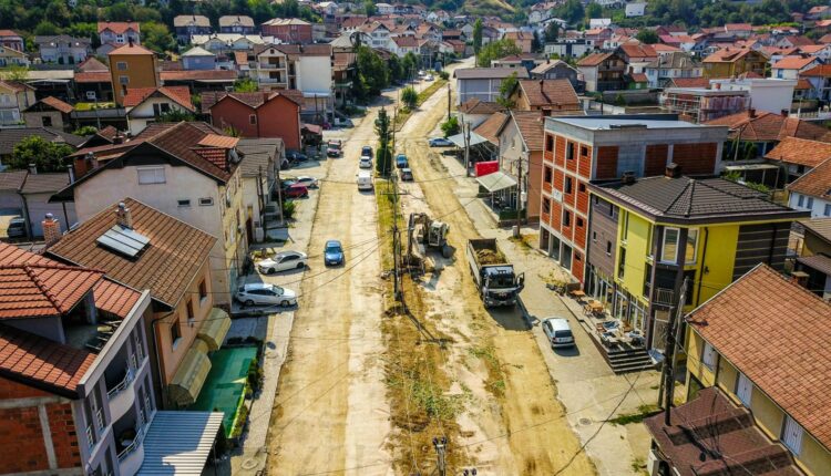 Banorët e Zhelinës kundërshtojnë punimet në bulevard: Nuk i plotësojnë standardet