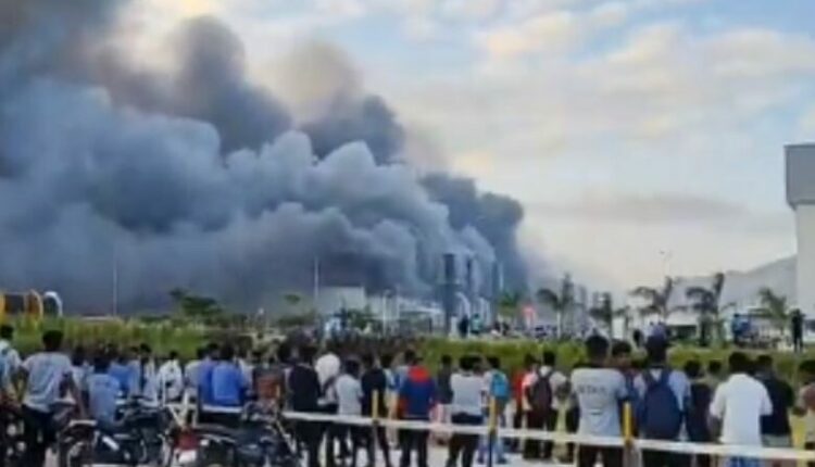 Një zjarr i madh ka përfshirë një fabrikë të iPhone në Indi – teksa në detyrë ishin rreth 1,500 punëtorë (VIDEO)