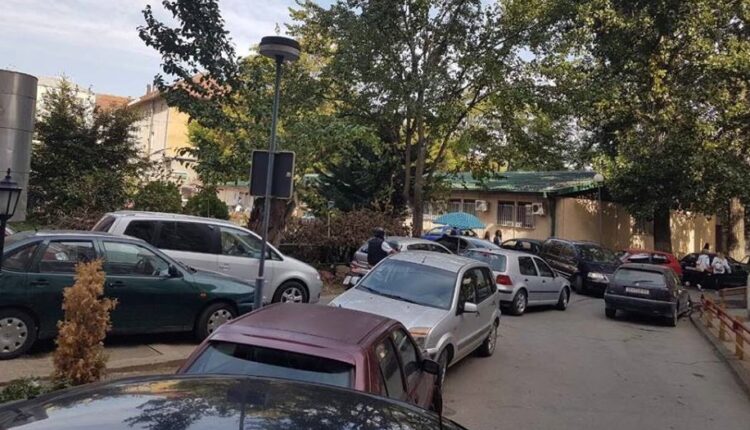 Në Qendrën klinike qytetarët ankohen për parking, Taravari: Së shpejti do të zgjidhet ky problem