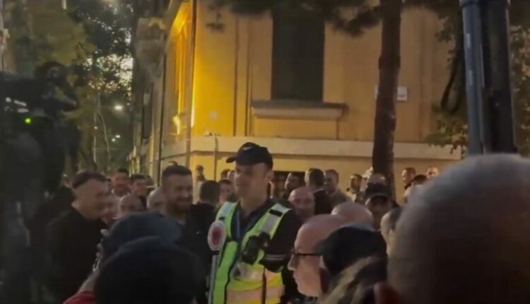 Protesta në Tiranë/ Përplasje me policinë, molotov drejt Kryeministrisë