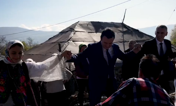 Përurohen 6 km rrugë që lidhin fshatrat e Kosovës me të Shqipërisë, Kurti e Durmishi vallëzojnë krah për krah (VIDEO)