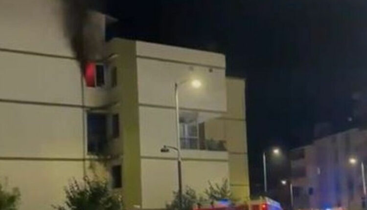 E frikshme në Fier, 42-vjeçari tenton të djegë të gjallë prindërit, i vë zjarrin banesës dhe i mbyll brenda