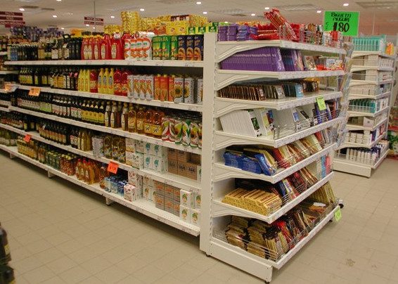 Një person në Gostivar ka hyrë në market e ka marre një produkt nga rafti dhe e ka goditur në kokë shitesin