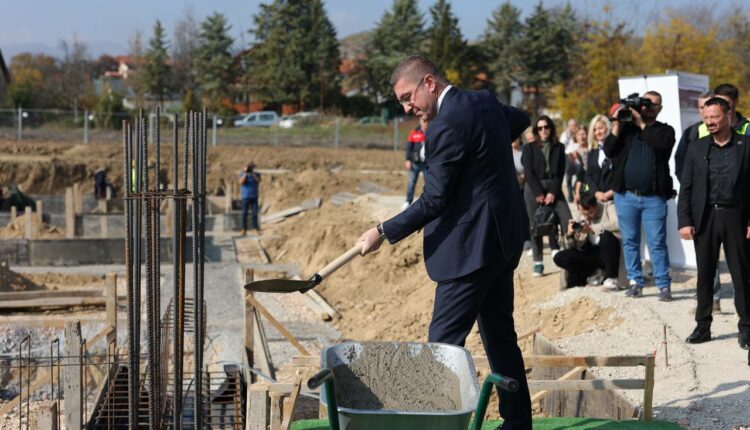Mickoski: Filloi ndërtimi i kopshtit të ri për fëmijë në Komunën e Gjorçe Petrovit, si Qeveri do të mbështesim ndërtimin e investimeve të tilla