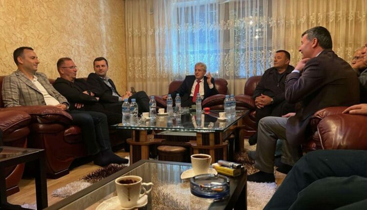 Ali Ahmeti viziton familjen e Haxhi Shalës, pas vdekjes së babait