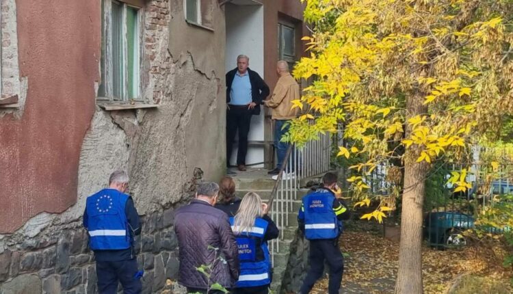 Policia po e mbyllë komunën paralele në Skenderaj, shihen edhe pjesëtarë të EULEX