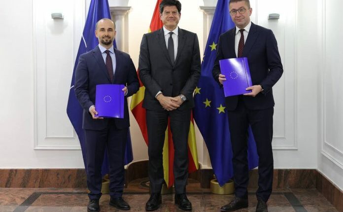 Mickoski pranoi Raportin e KE-së: Nuk kemi kohë për të humbur, nuk heqim dorë nga reformat dhe eurointegrimi