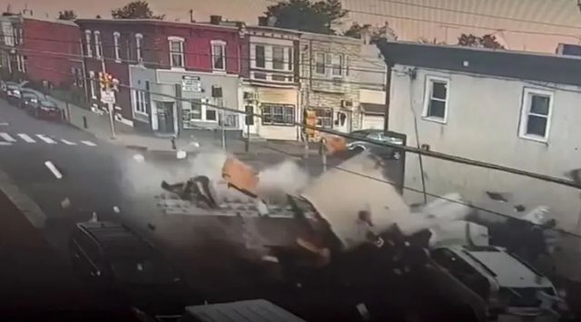 E frikshme në SHBA! Makina kalon me semafor të kuq, përplaset me kamionin dhe mjetet e parkuara (VIDEO)