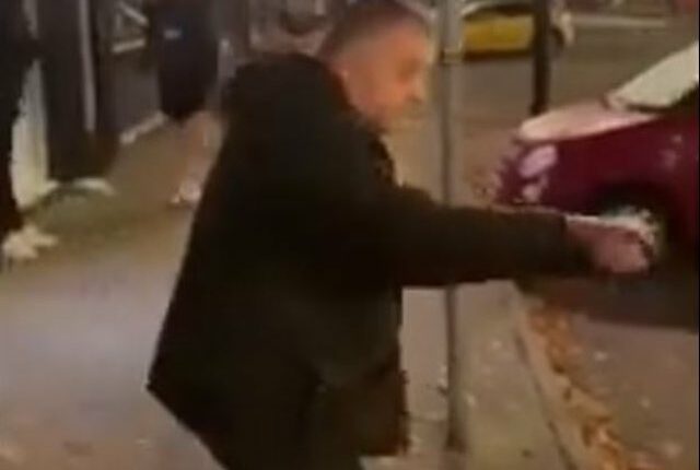 “Nuk do të më kërcënosh më kurrë”, deputeti filmohet teksa i bërtet një burri të shtrirë në trotuar, çfarë ndodhi?