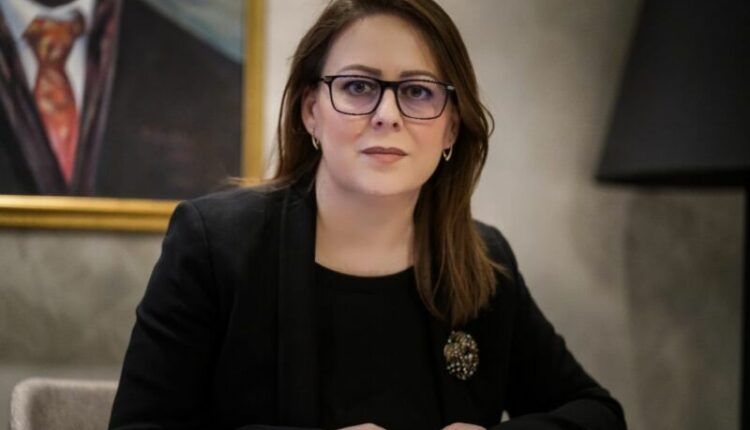 Ish-ministrja Bajrami: Rritja e pagave për 55 € është tallje me çdo shërbyes civil