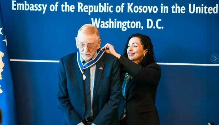 Uashington, presidentja nderon Walkerin me Urdhrin e Lirisë & Pavarësisë